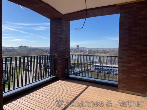 sonnige Loggia und Ausblick