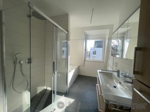 Bad mit Wanne, Dusche und Fenster untere Ebene