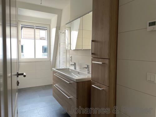 Badezimmer mit Einbaumöbeln
