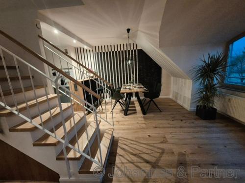großes, helles Wohnzimmer 
