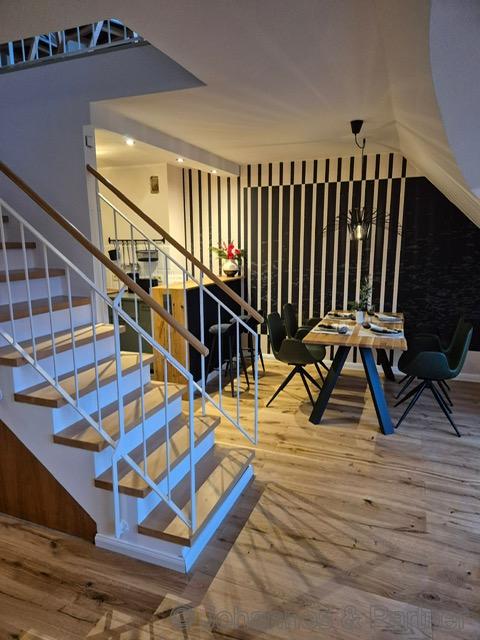 großes, helles Wohnzimmer 