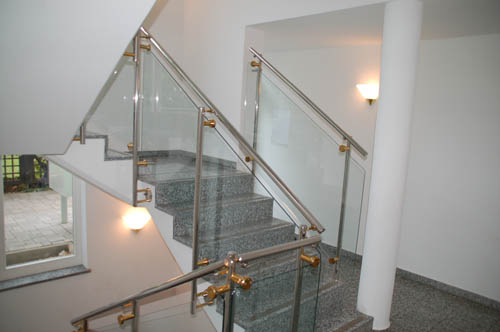 hochwertiges Treppenhaus mit Edelstahl und Granit