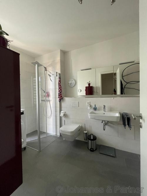 Bad mit Wanne, Dusche und Fenster