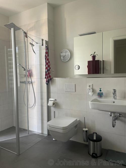Bad mit Wanne, Dusche und Fenster
