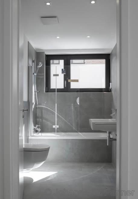 Bad mit Wanne und Fenster