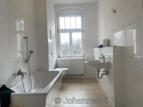 Bad mit Badewanne und Fenster