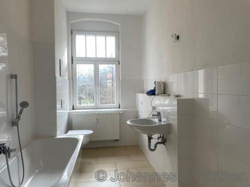 Bad mit Wanne und Fenster 
