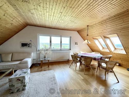 eines der beiden großen Zimmer im Obergeschoss