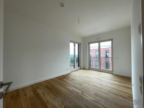 große, helle Zimmer (ähnlich)