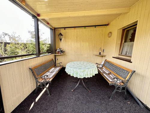 überdachte Terrasse am Gartenhaus
