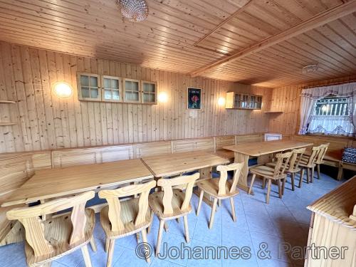 großer Partyraum/Hobbyraum im zweiten Gartenhaus