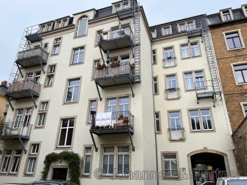 Hausansicht aus dem Garten mit Balkon