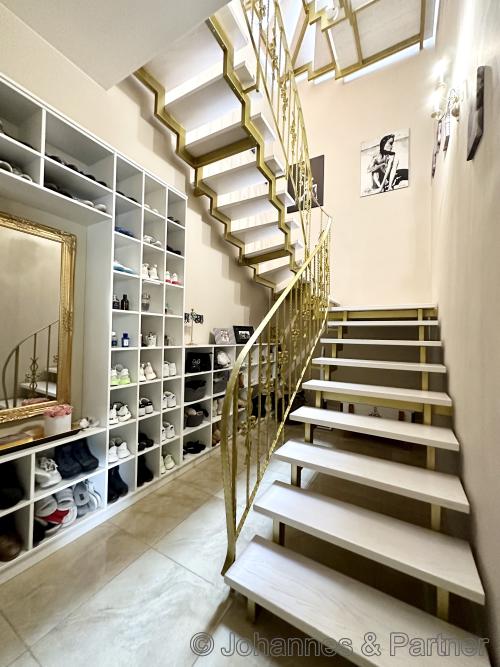 Treppe vom Hochparterre ins Obergeschoss