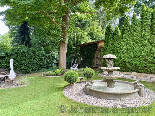 sehr schöner und gepflegter Garten