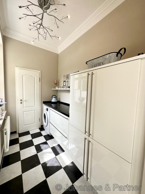 Hauswirtschaftsraum mit Tür zum Gäste-WC