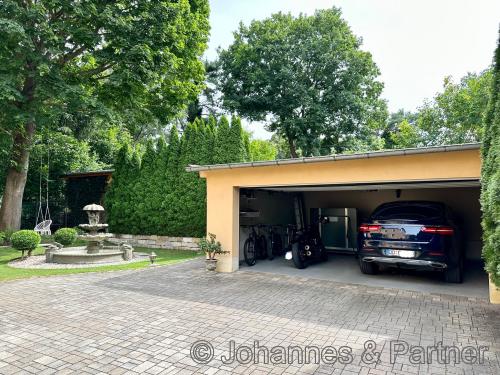 große Doppelgarage mit zusätzlichem Raum für Fahrräder