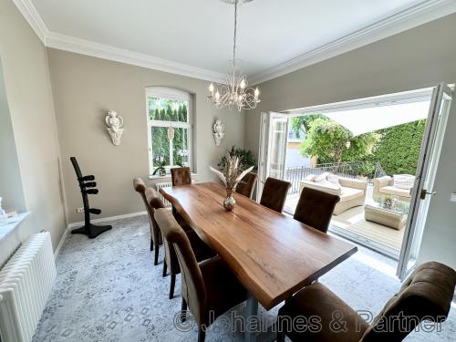 Essbereich mit Zugang zur Terrasse