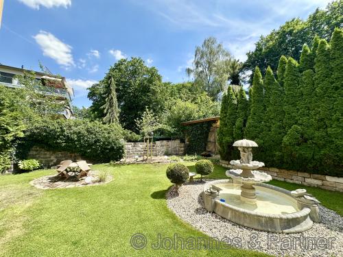 sehr gepflegter Garten hinter dem Haus