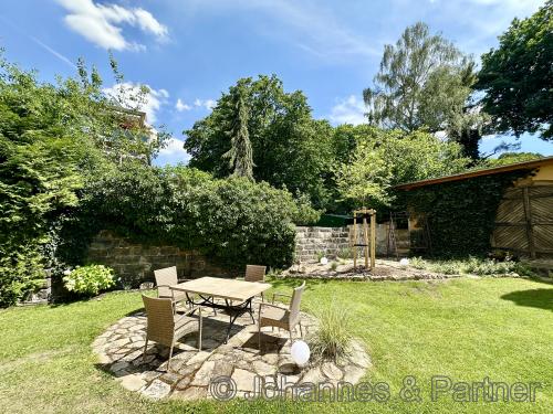 Sitzplatz im gepflegten Garten
