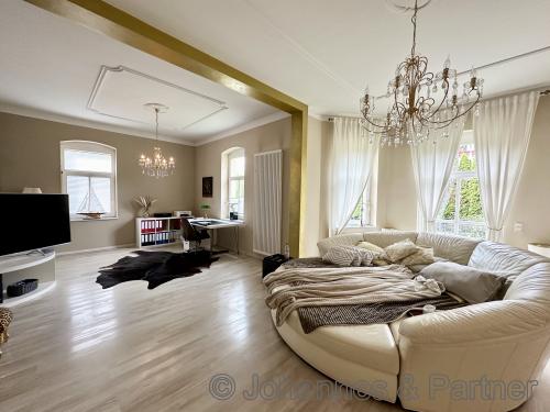 großes Wohnzimmer mit Kamin