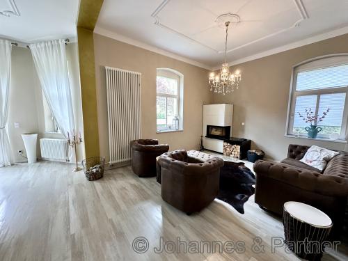 großes Wohnzimmer mit Kamin