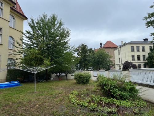 Hof mit Wäschespinne