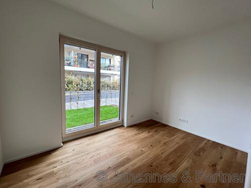 große, helle Zimmer  