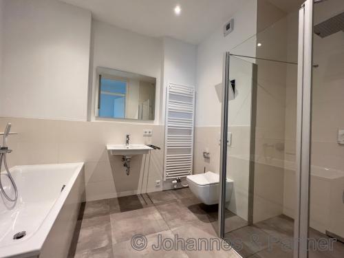 Badezimmer mit Wanne und Dusche