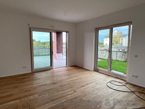 großes, helles Wohnzimmer