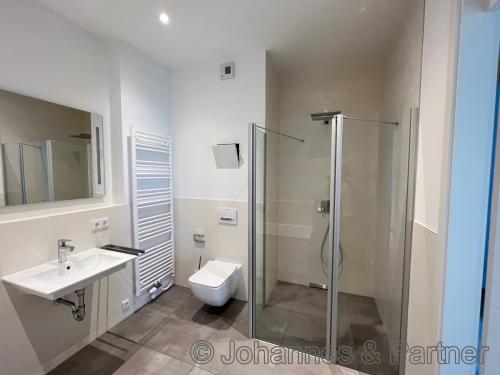 Bad mit Badewanne und Dusche