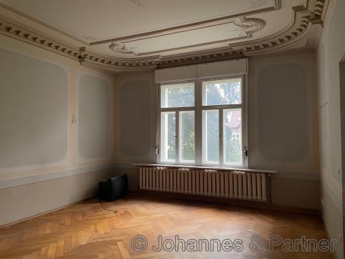 großes, helles Wohnzimmer
