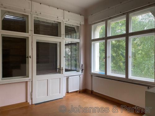 große, helle Zimmer