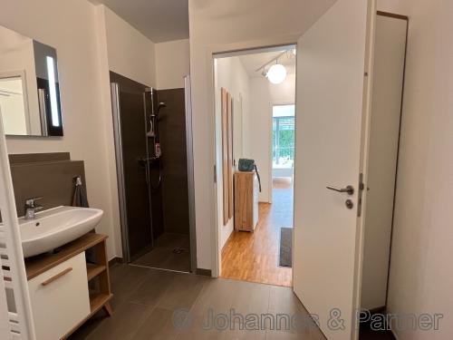 Bad mit Badewanne und Dusche