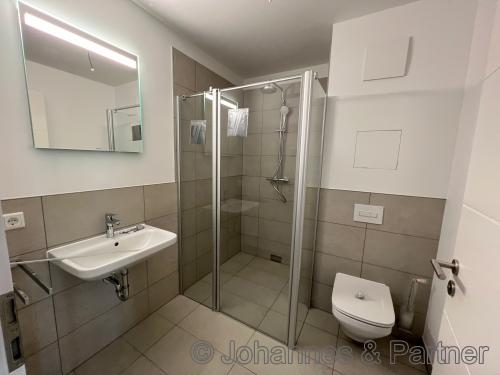 Bad mit Dusche ähnlich