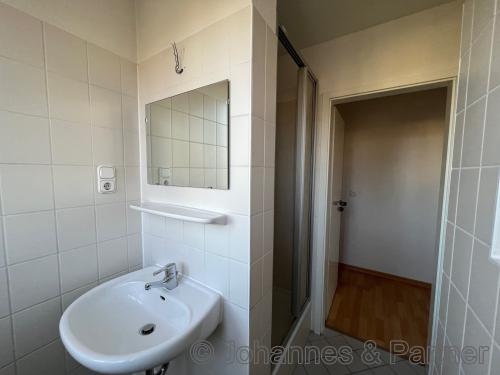 Bad mit Dusche und Fenster