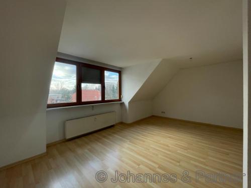 großes, helles Wohnzimmer