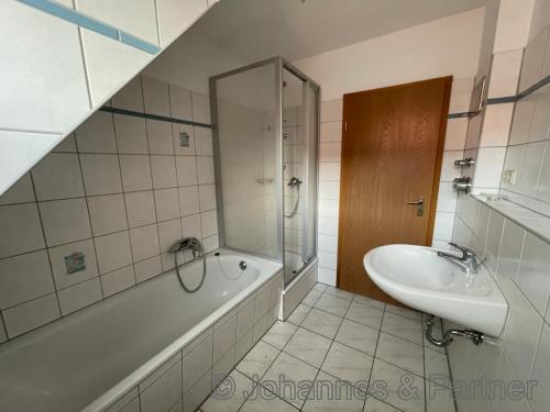 Bad mit Badewanne, Dusche und Fenster 