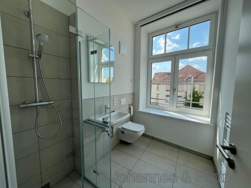 Bad mit Dusche und Fenster