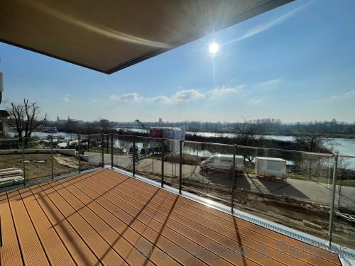 großer überdachter Balkon