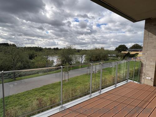 großer überdachter Balkon