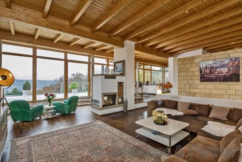 sehr großer und heller Wohnbereich mit Kamin