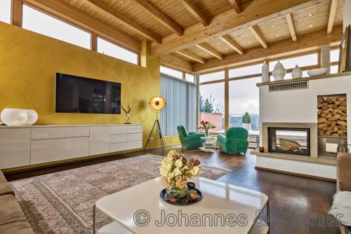 sehr großer und heller Wohnbereich mit Kamin
