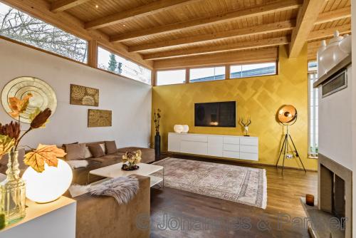 sehr großer und heller Wohnbereich mit Kamin