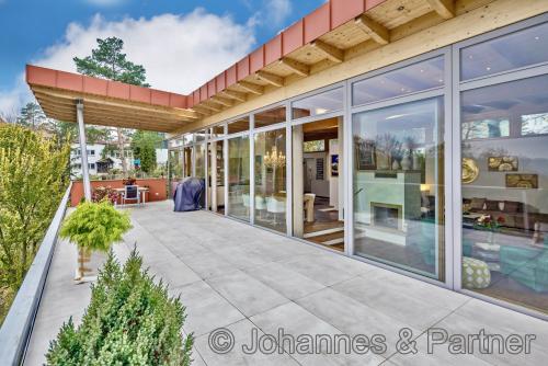 große und sehr sonnige Dachterrasse