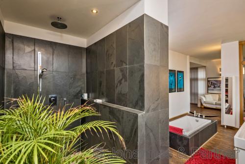 eines der beiden hochwertigen Bäder