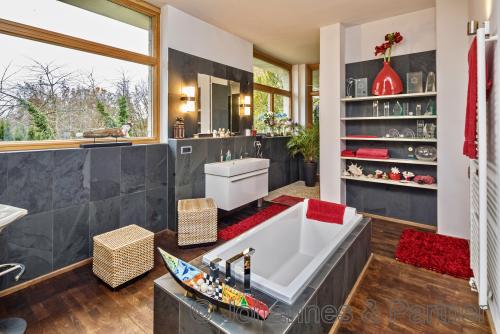 eines der beiden hochwertigen Bäder