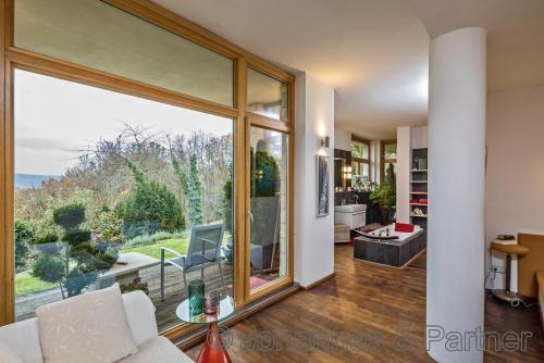 Arbeitsbereich in der unteren Ebene mit Zugang zu einer weiteren Terrasse