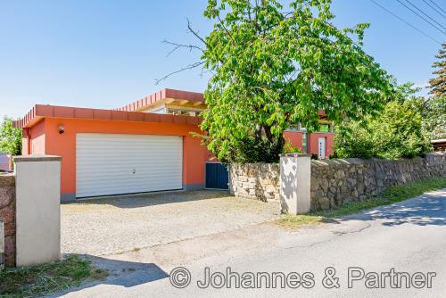 Grundstück mit großer Doppelgarage