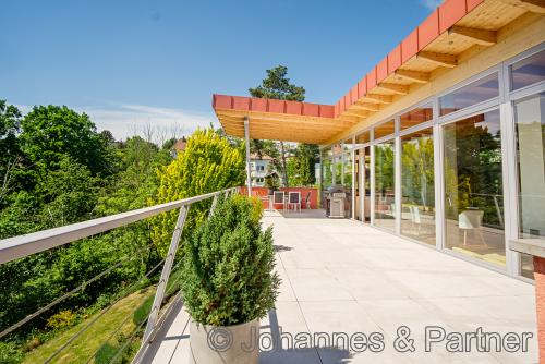 sehr schöne Architektur und große, uneinsehbare Terrasse