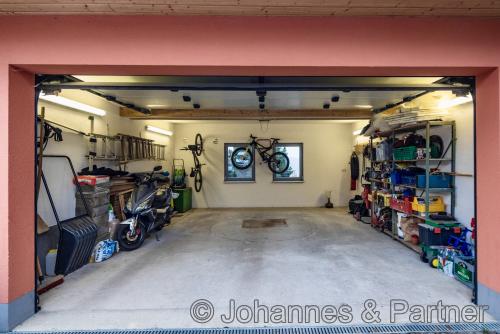 große Doppelgarage